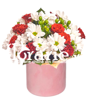 Red rosen and white chrysanthemums box